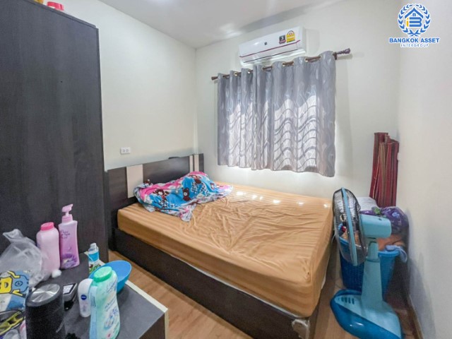 *****ทาวน์เฮ้าส์มือสองย่านกรุงเทพมหานคร ม.โกลเด้นทาวน์ วิภาวดี-แจ้งวัฒนะ เนื้อที่ 17.3 ตร.ว. ฟังก์ชัน 4 ห้องนอน 2 ห้องน้ำ 1 ที่จอดรถ แถมฟรี! 2 เครื่องปรับอากาศ บนทำเลเดินทางสะดวกสุด เพียง 15 นาทีก็ถึงรถไฟฟ้าสายสีแดง "สถานีการเคหะ" จองเลย!